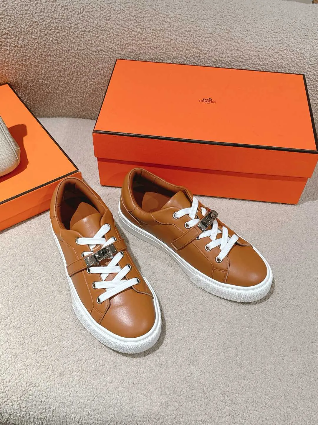👟👟Ex-factory price 600👟👟Hermes top version couple model Epsom calfskin and calfskin loafer style lace-up sneakers, with functional rose gold-plated Kelly shoe buckles. Create a stylish urban look. Fabric: Specific cowhide/canvas material Lining: Sheepskin lining Outsole: Original molded TPU outsole Size: 35-45